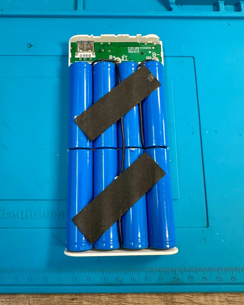 Otvoren powebank pre zamene konektora