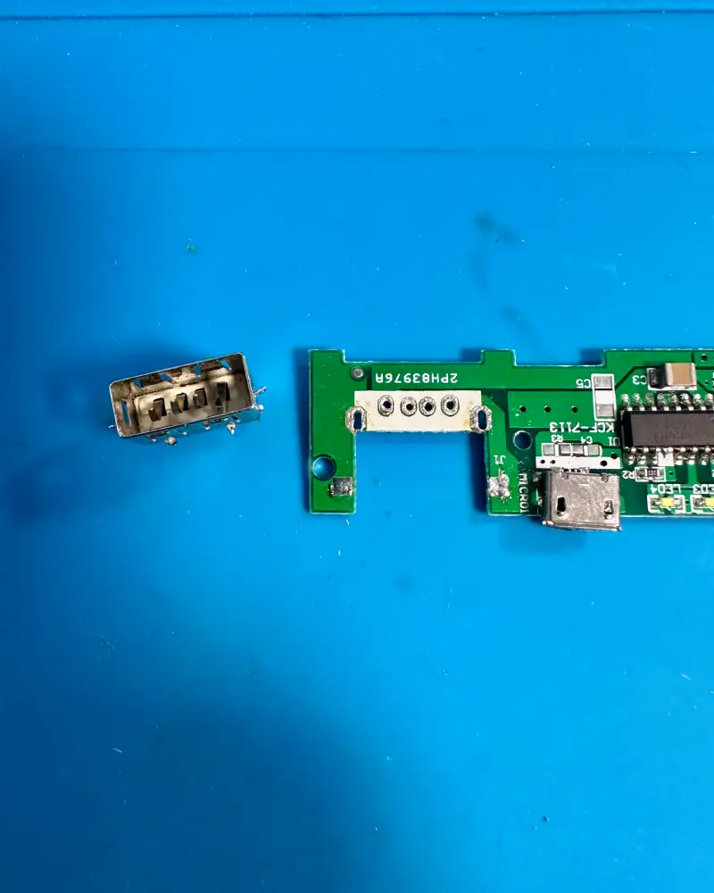 Skinut USB konektor sa powerbanka