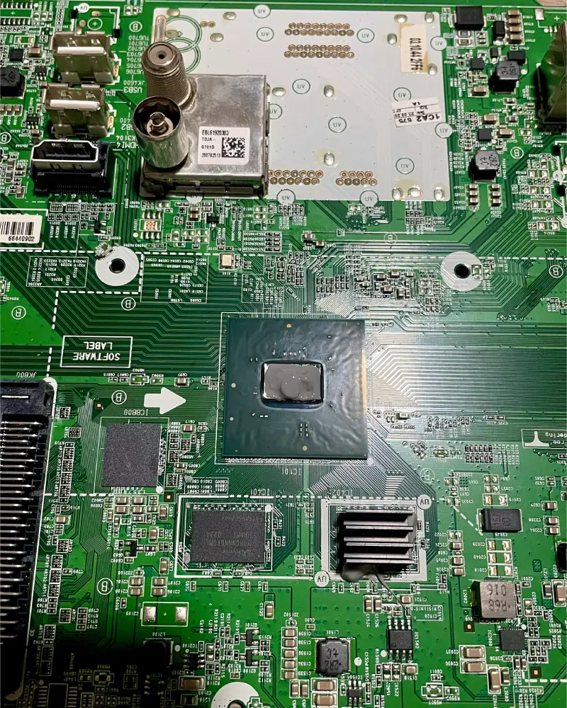 Naneta nova termalna pasta na procesor televizora