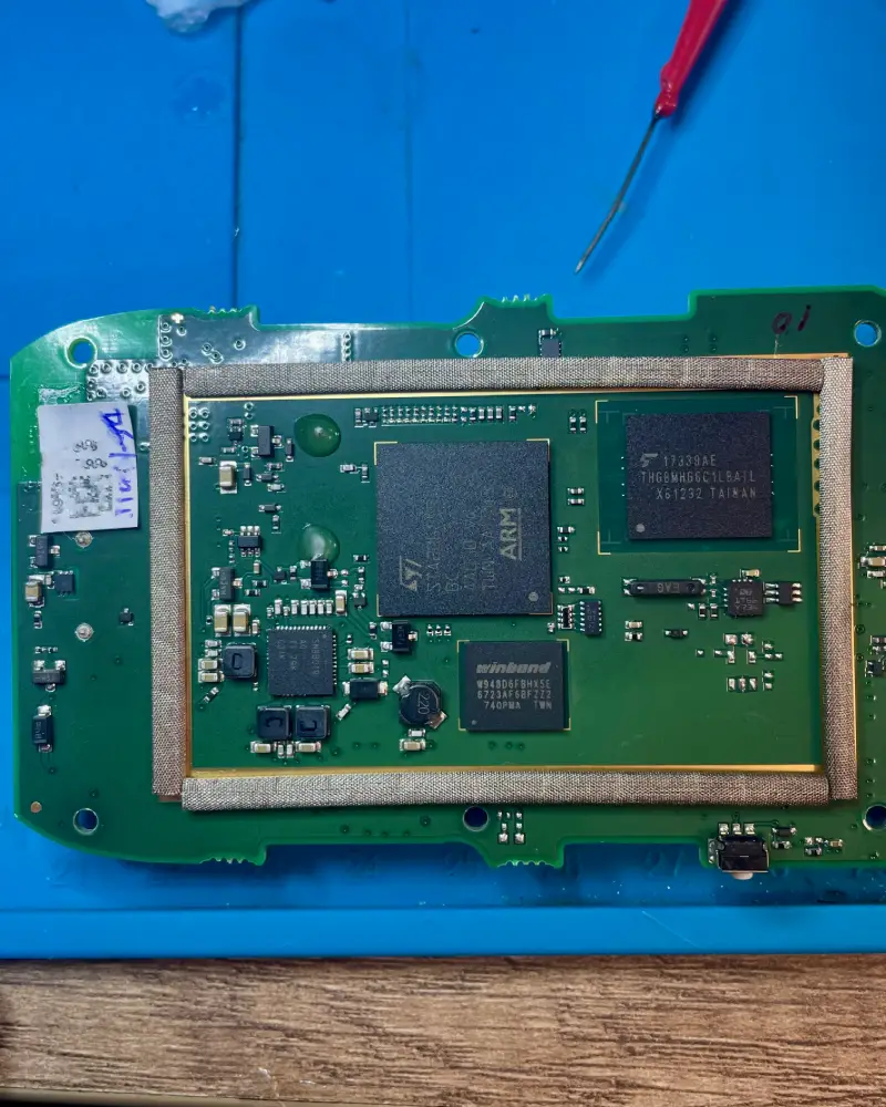 Otvoren Garmin Alpha 100 i pregled elektronske ploče