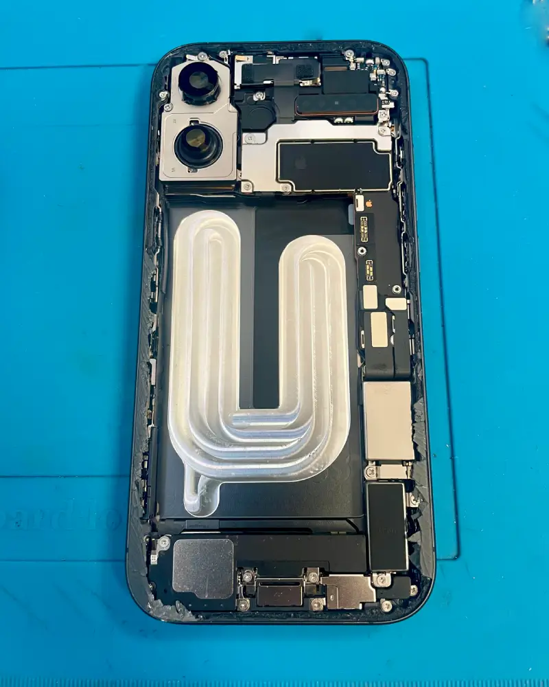 Otvoren iPhone 17 tokom zamene naduvene baterije