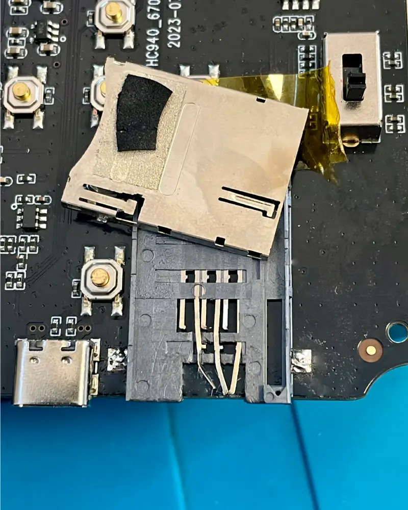 Polomljen slot za SIM karticu na HC940 Pro kameri pre zamene
