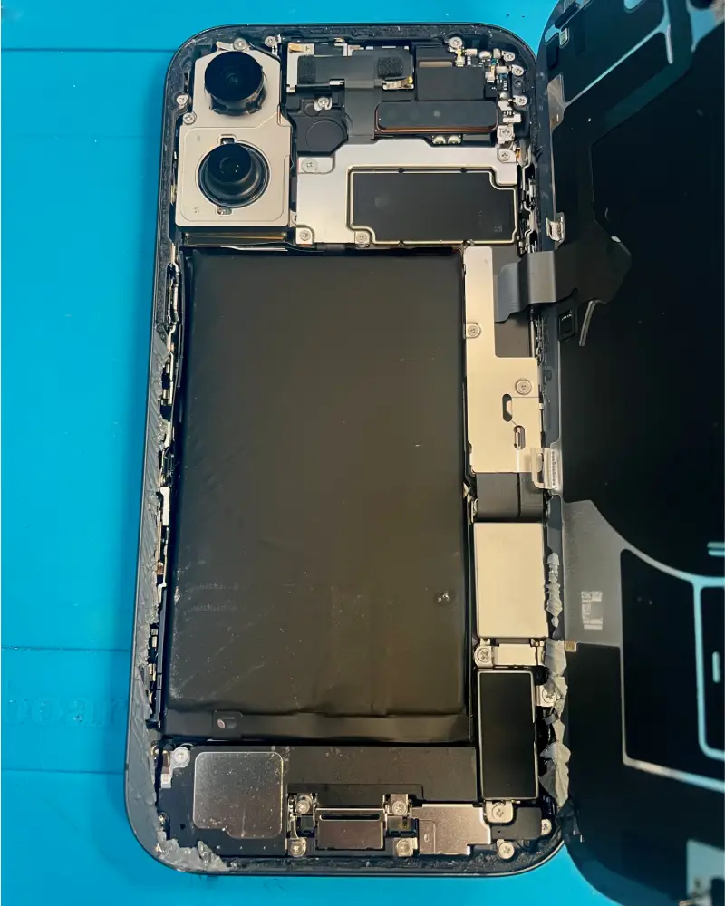 Zamena polomljenog zadnjeg poklopca na iPhone 17 u servisu