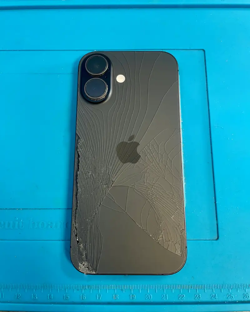 iPhone 17 sa polomljenim zadnjim poklopcem